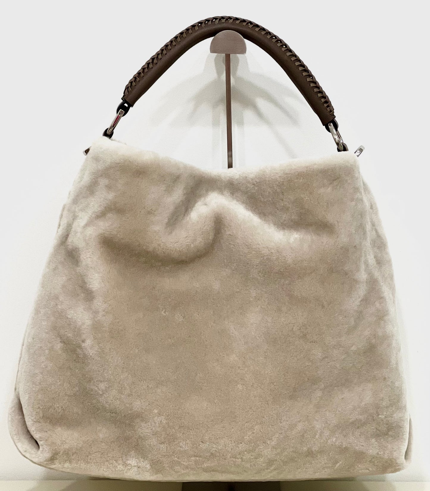 Borsa a spalla in montone grigio chiaro “Roberto Festa”