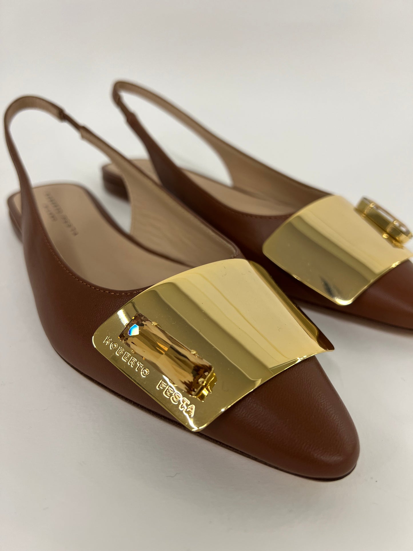 Scarpa bassa in pelle marrone e placca oro “Roberto Festa”