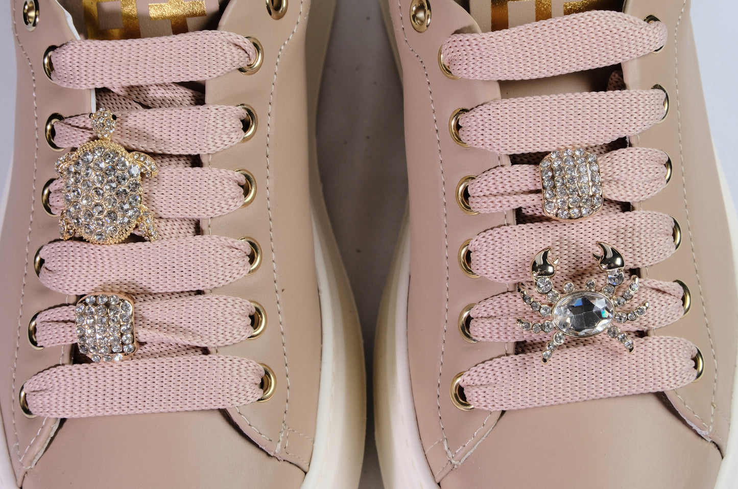 Sneakers in pelle nocciola e charms sui lacci “Gio+”