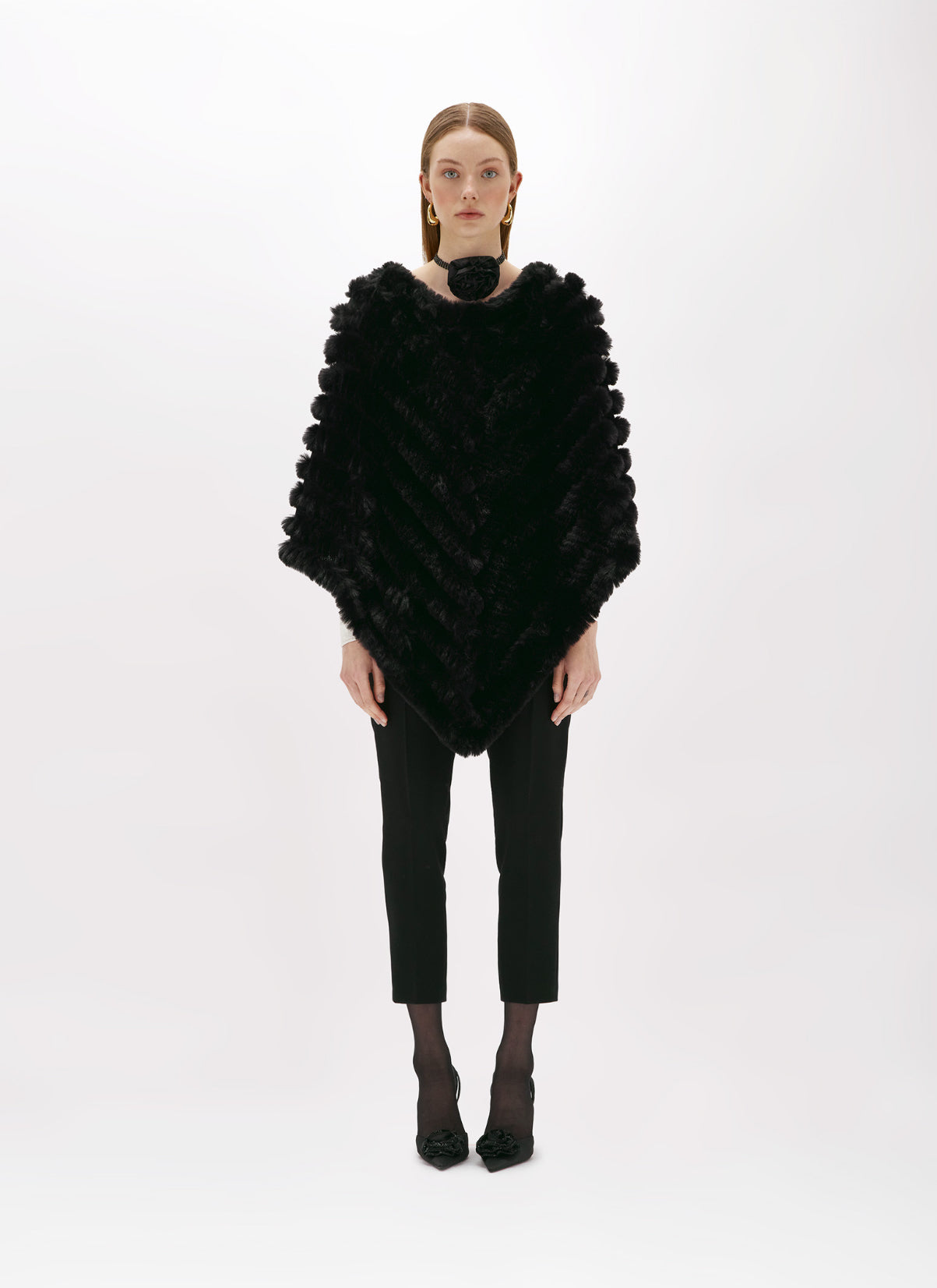Poncho in faux fur con spilla