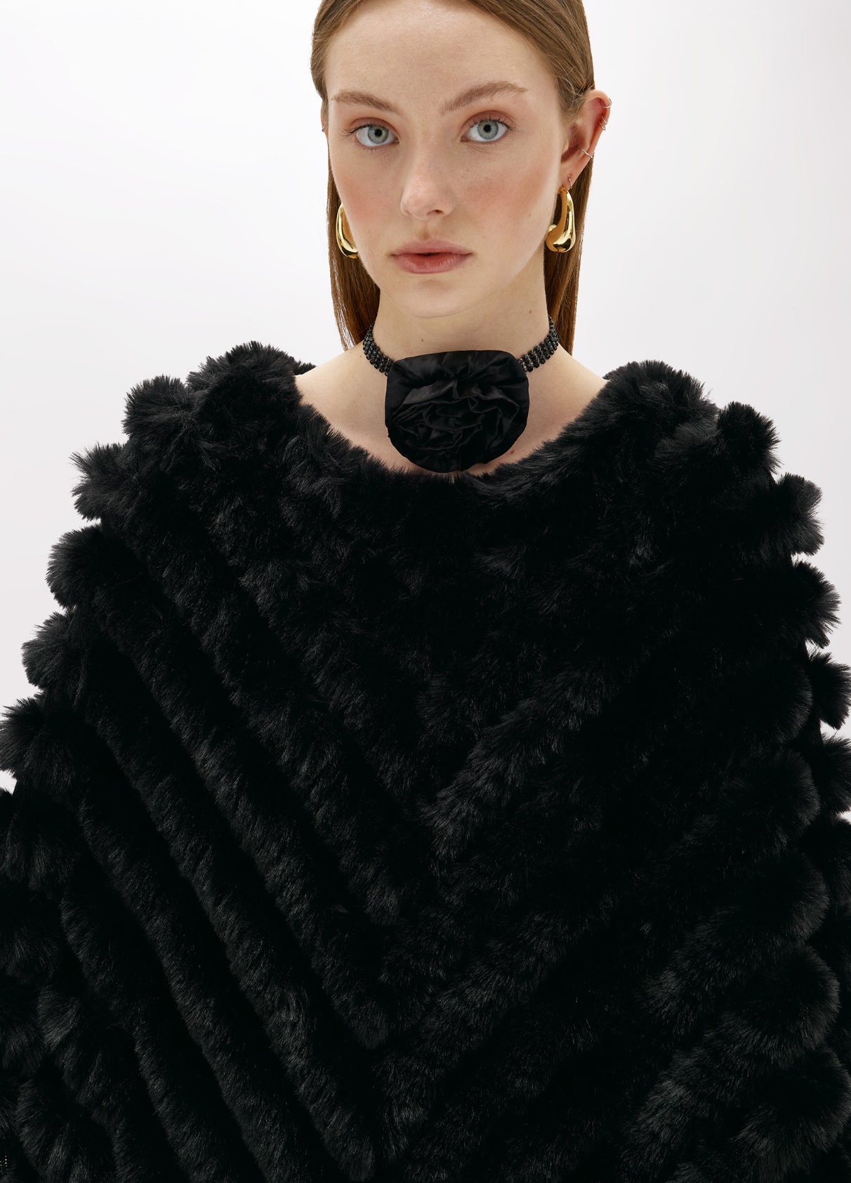 Poncho in faux fur con spilla