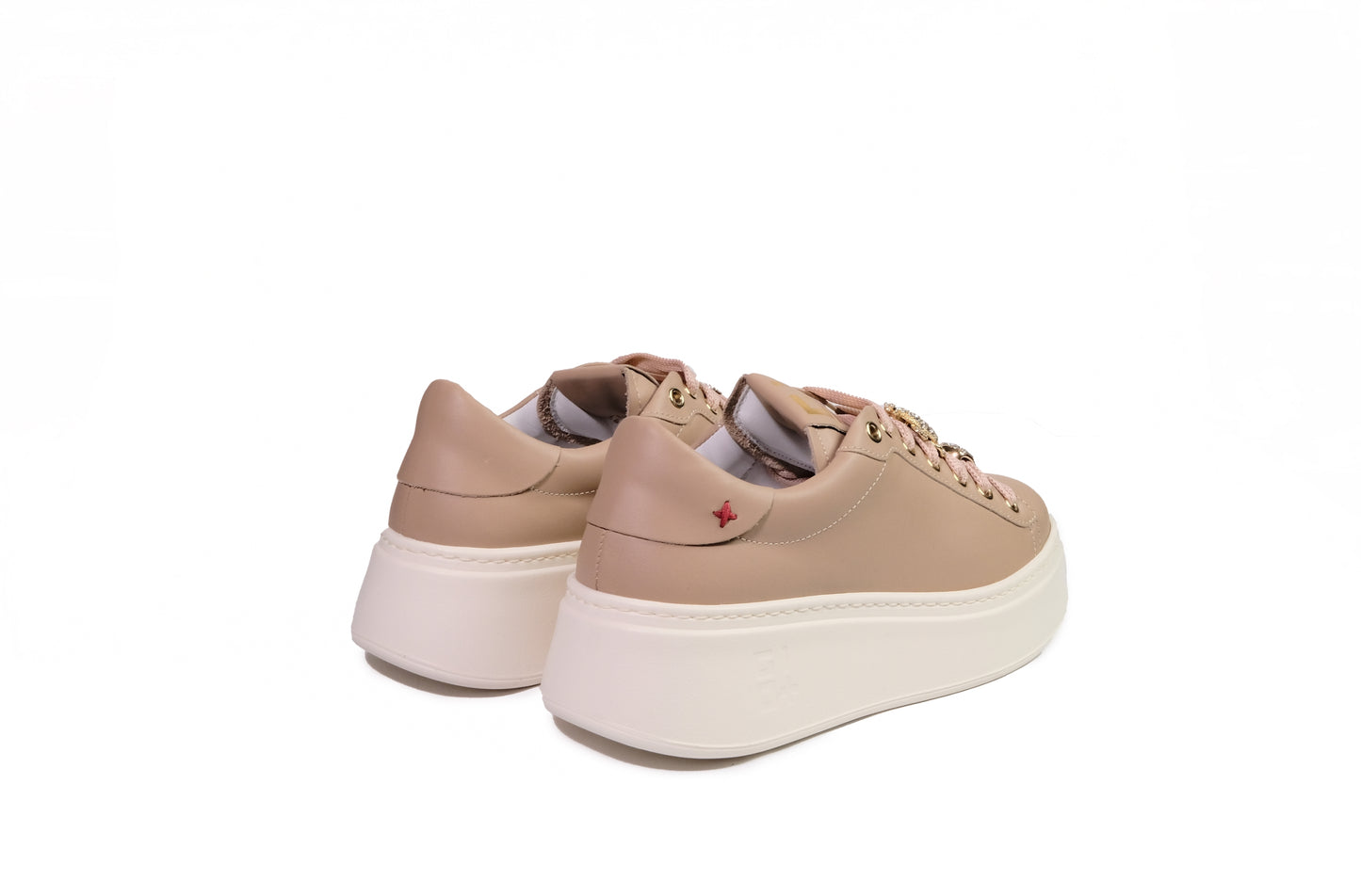Sneakers in pelle nocciola e charms sui lacci “Gio+”
