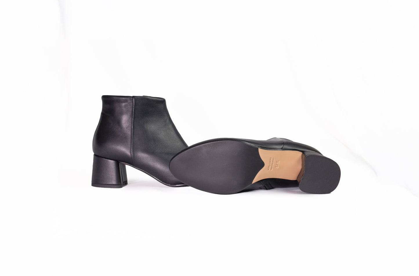 Stivaletto basso in pelle nera “Anna F.”