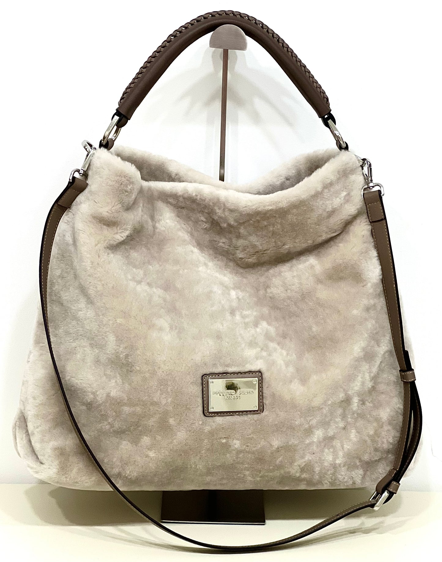 Borsa a spalla in montone grigio chiaro “Roberto Festa”