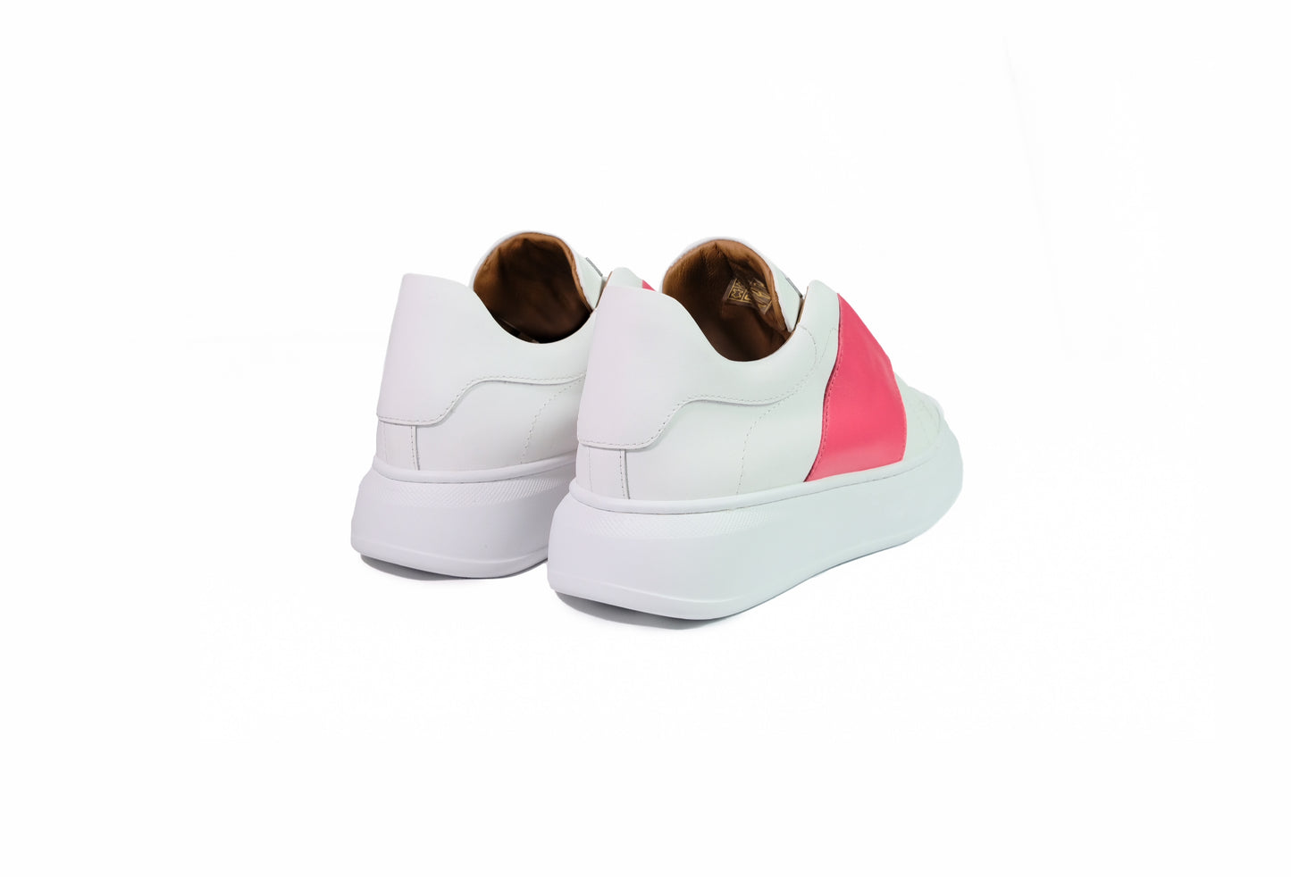Sneakers in pelle bianca e corallo e logo in oro “Via Roma,15”