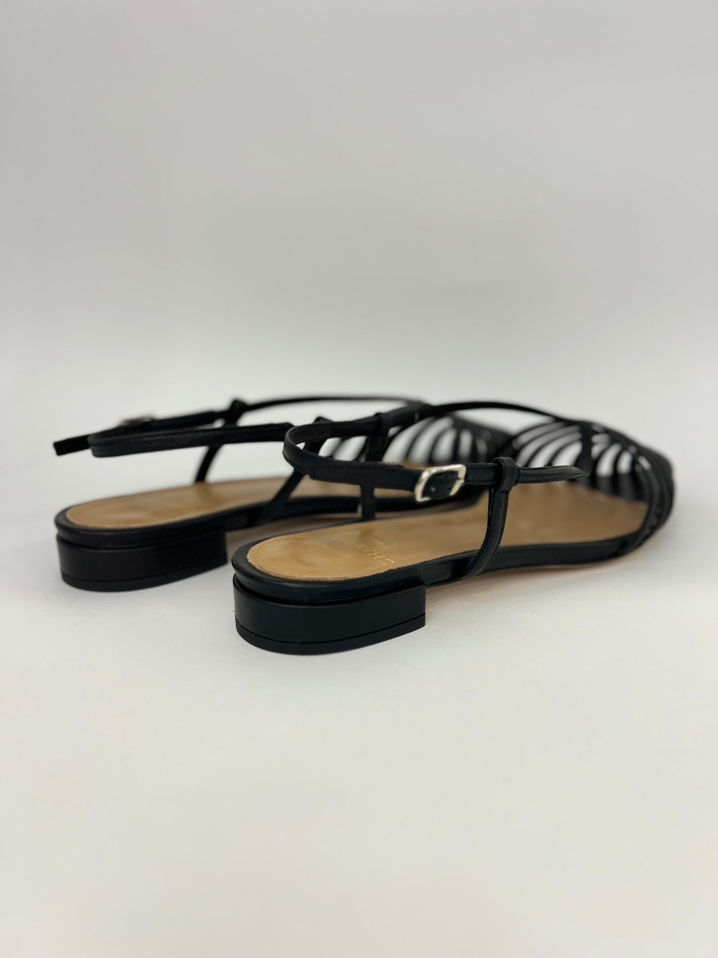Scarpa bassa in pelle nera “Chantal”