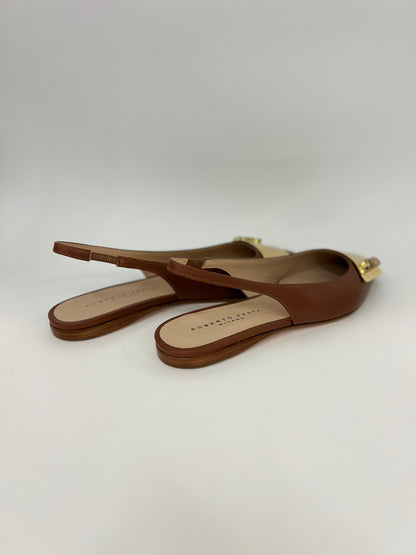 Scarpa bassa in pelle marrone e placca oro “Roberto Festa”
