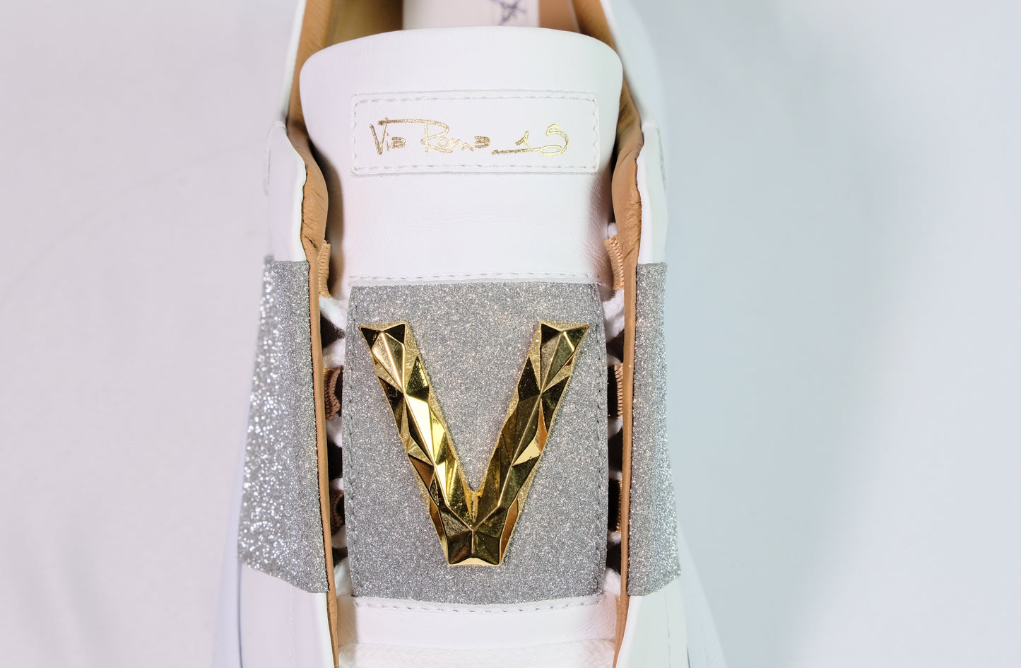 Sneakers in pelle bianca e argento e logo dorato “Via Roma, 15”