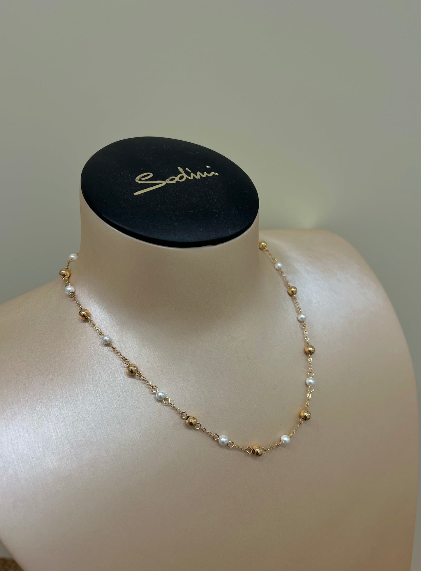 Collana modello moon con boule piccole color oro e perline “ Sodini”