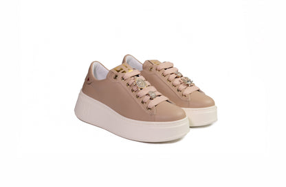 Sneakers in pelle nocciola e charms sui lacci “Gio+”
