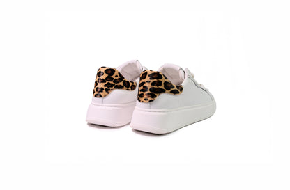 Sneakers in pelle bianca con dettagli leopardati sul retro “EDP”
