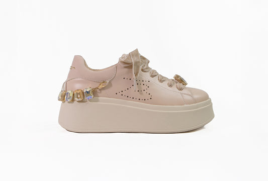 Sneakers Lily in vernice nude e accessori gioiello “Tosca Blu”