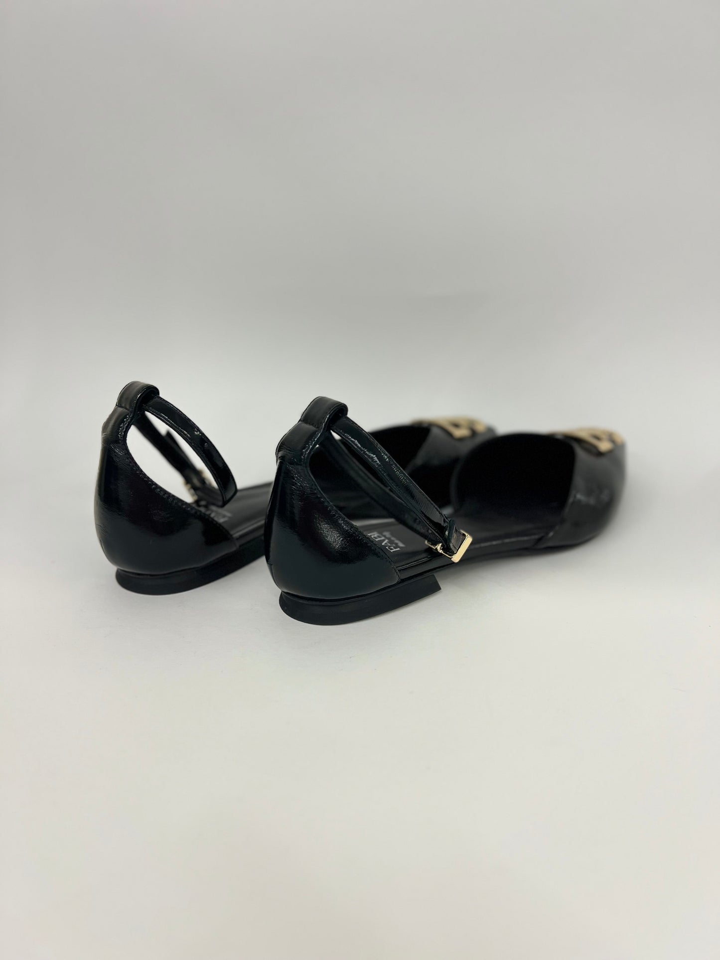 Scarpa bassa con cinturino alla caviglia “Fabi”