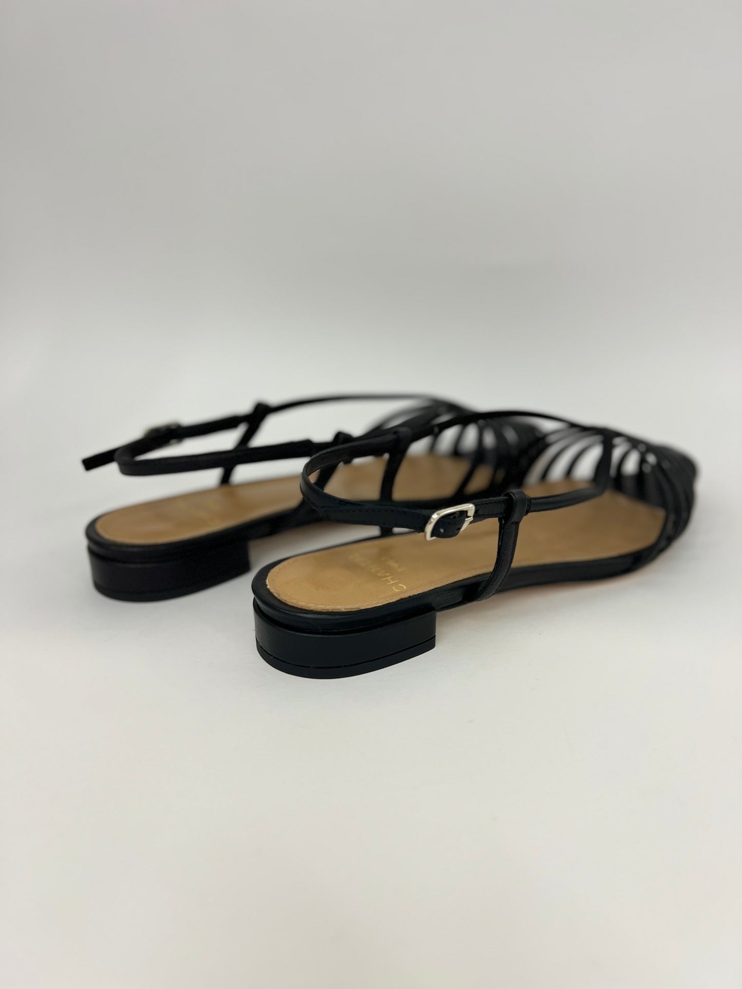Scarpa bassa in pelle nera “Chantal”