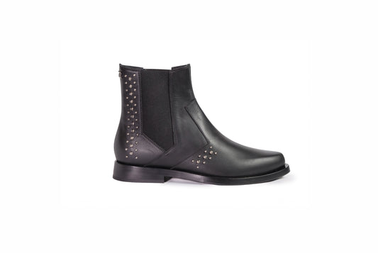 Stivaletto basso in pelle nera con dettagli argento “Fabi”