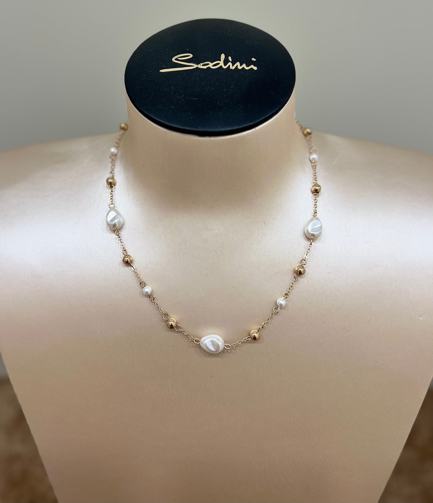 Collana modello moon con perla in vetro e perline color oro “Sodini”