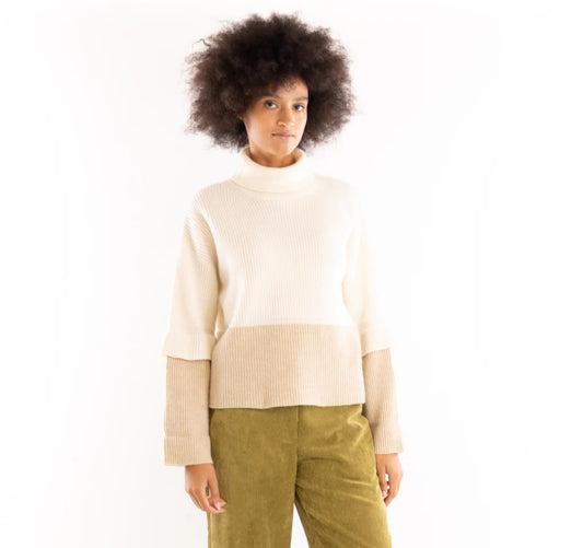 Maglione dolcevita in lana bianco e beige “Akep”