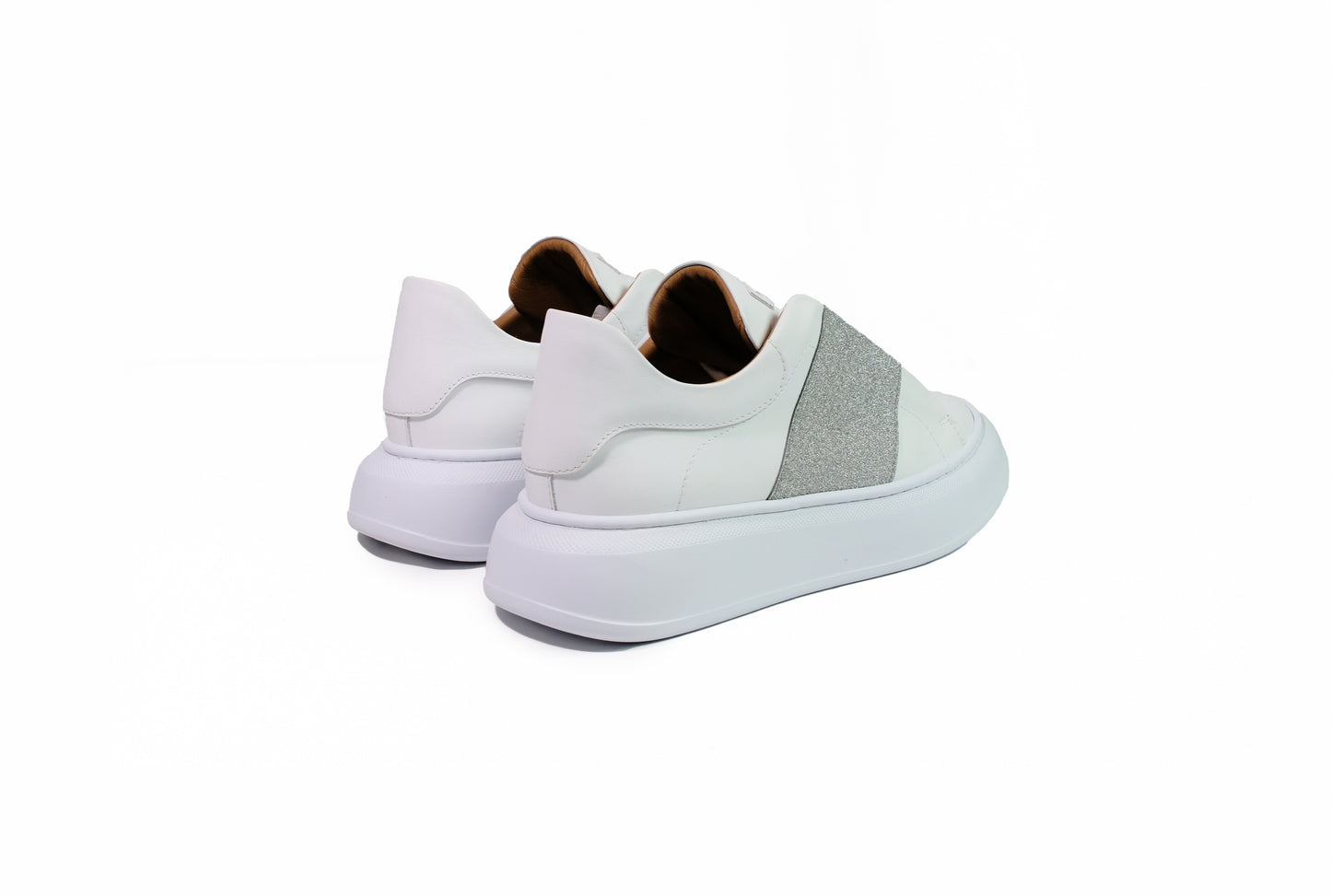 Sneakers in pelle bianca e argento e logo dorato “Via Roma, 15”