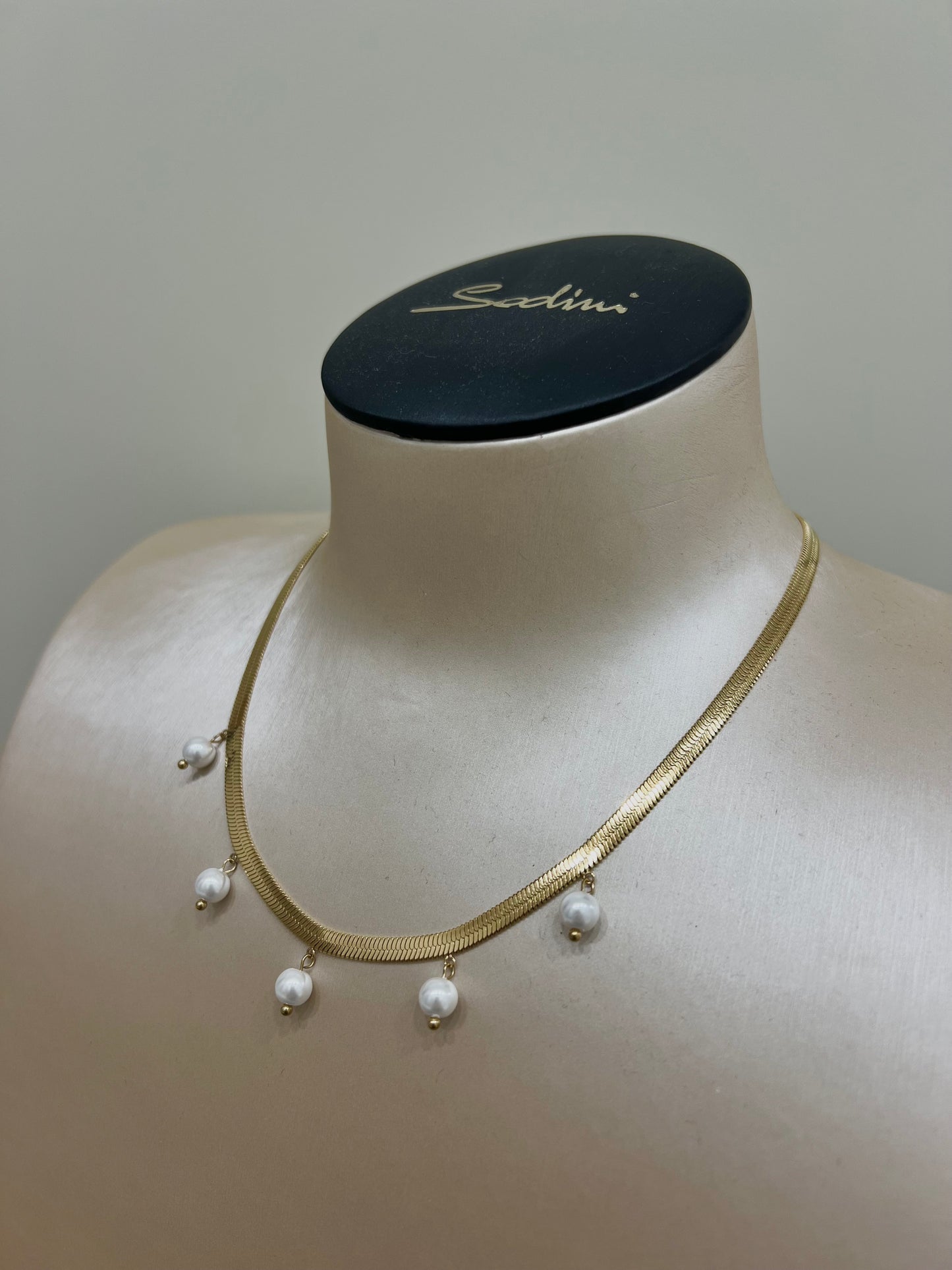 Collana corta modello moon con perline di vetro “Sodini”