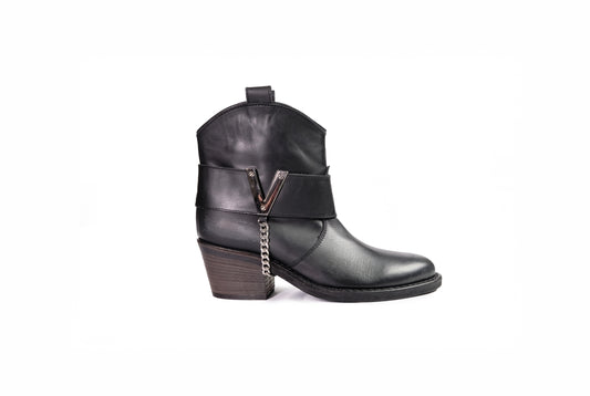 Stivaletto basso tipo texano in pelle nera “Via Roma, 15”