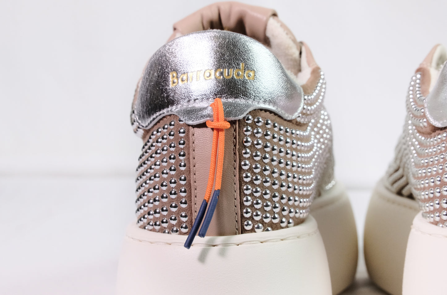 Sneakers bolla in pelle marrone con borchie “Barracuda”