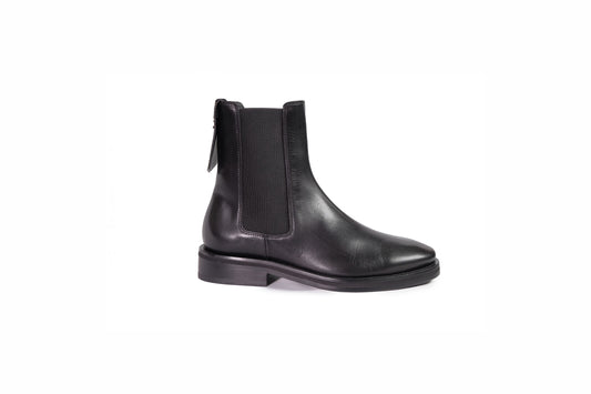 Stivaletto basso in pelle nera con elastico sui lati e dettagli dorati sul retro “Fabi”