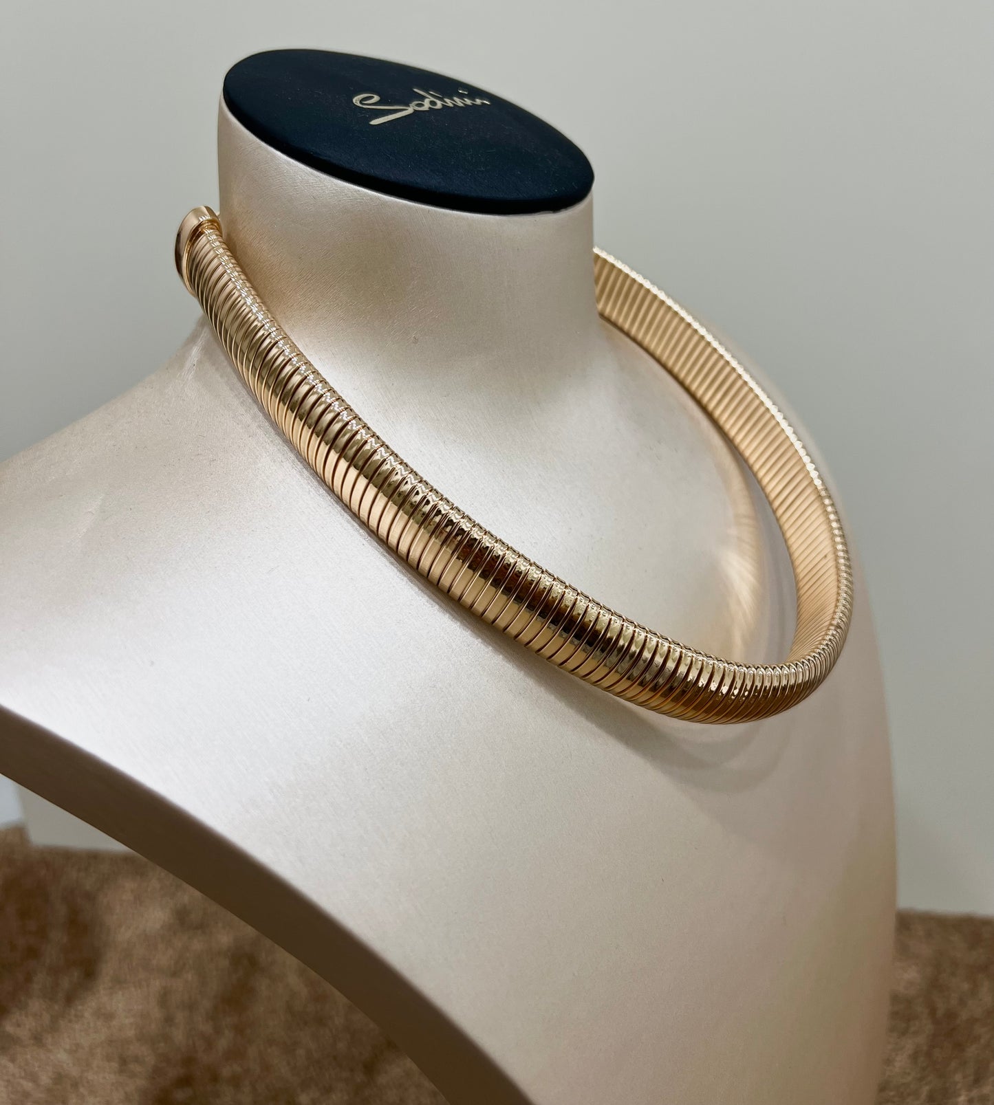 Collana corta rigida color oro “Sodini”