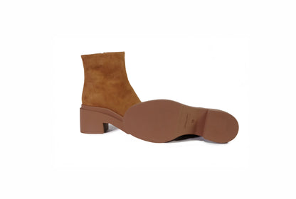 Stivaletto in camoscio marrone con tacco largo “Roberto Festa”