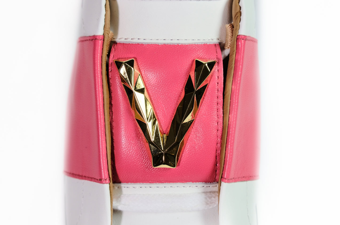 Sneakers in pelle bianca e corallo e logo in oro “Via Roma,15”