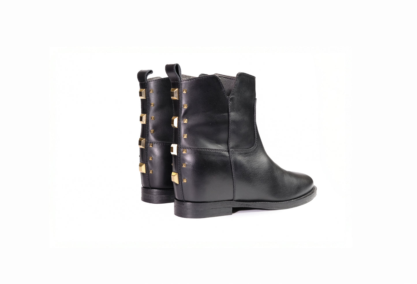Stivaletto basso in pelle nera con applicazione dorata sul retro “Via Roma, 15”