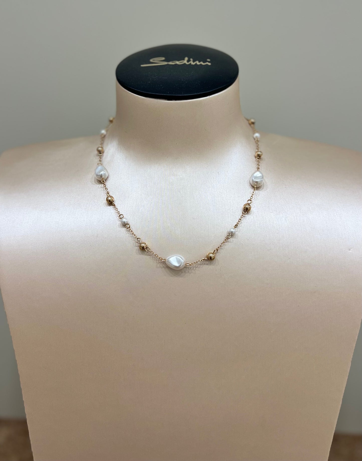 Collana modello moon con perla in vetro e perline color oro “Sodini”