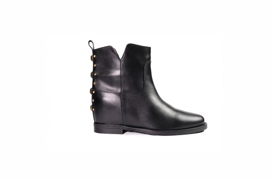 Stivaletto basso in pelle nera con applicazione dorata sul retro “Via Roma, 15”