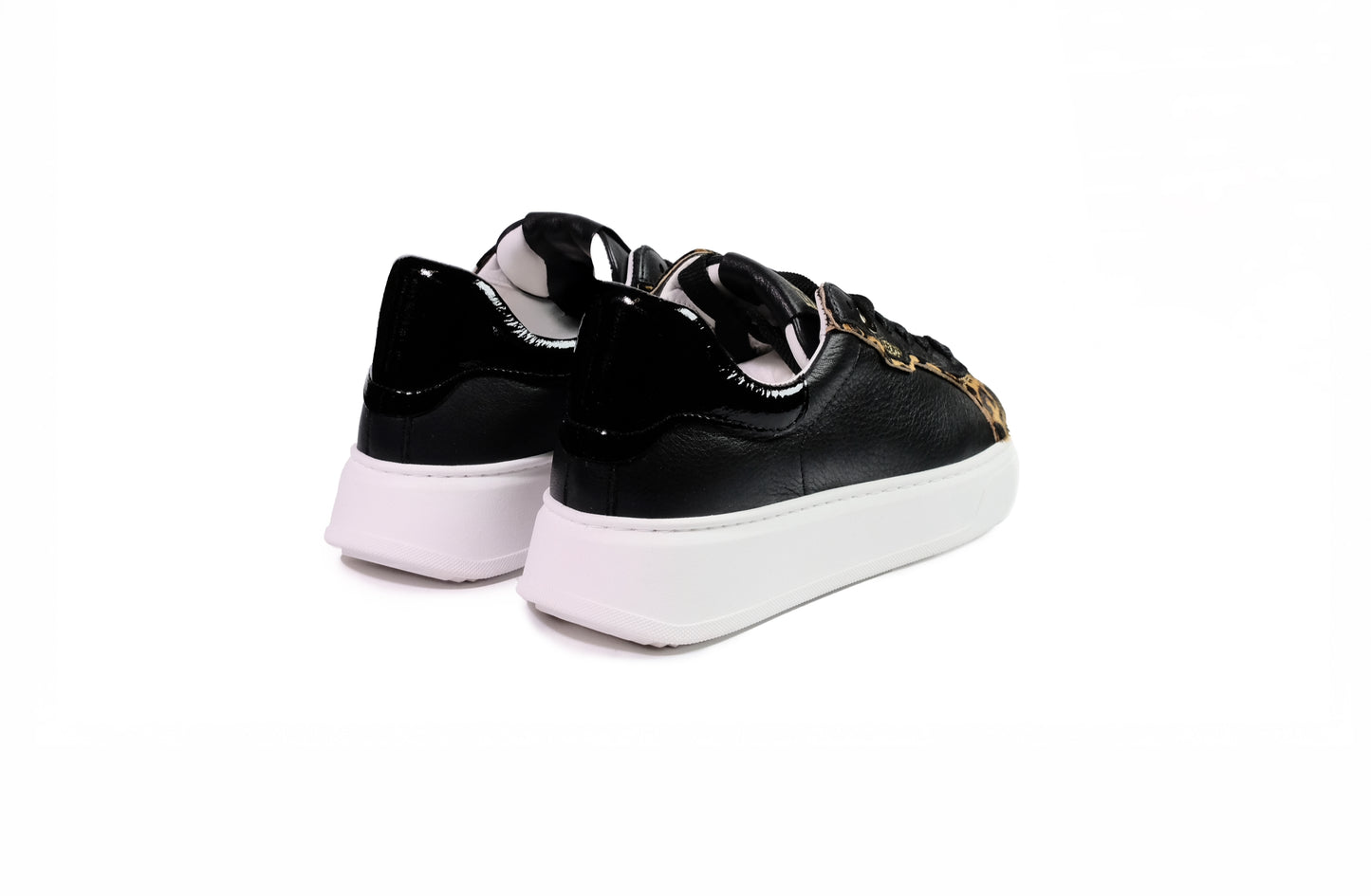 Sneakers in pelle nera con dettagli leopardati ai lati “EDP”