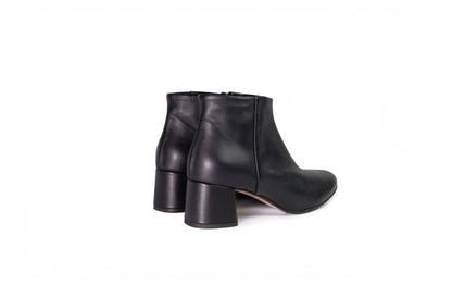 Stivaletto basso in pelle nera “Anna F.”
