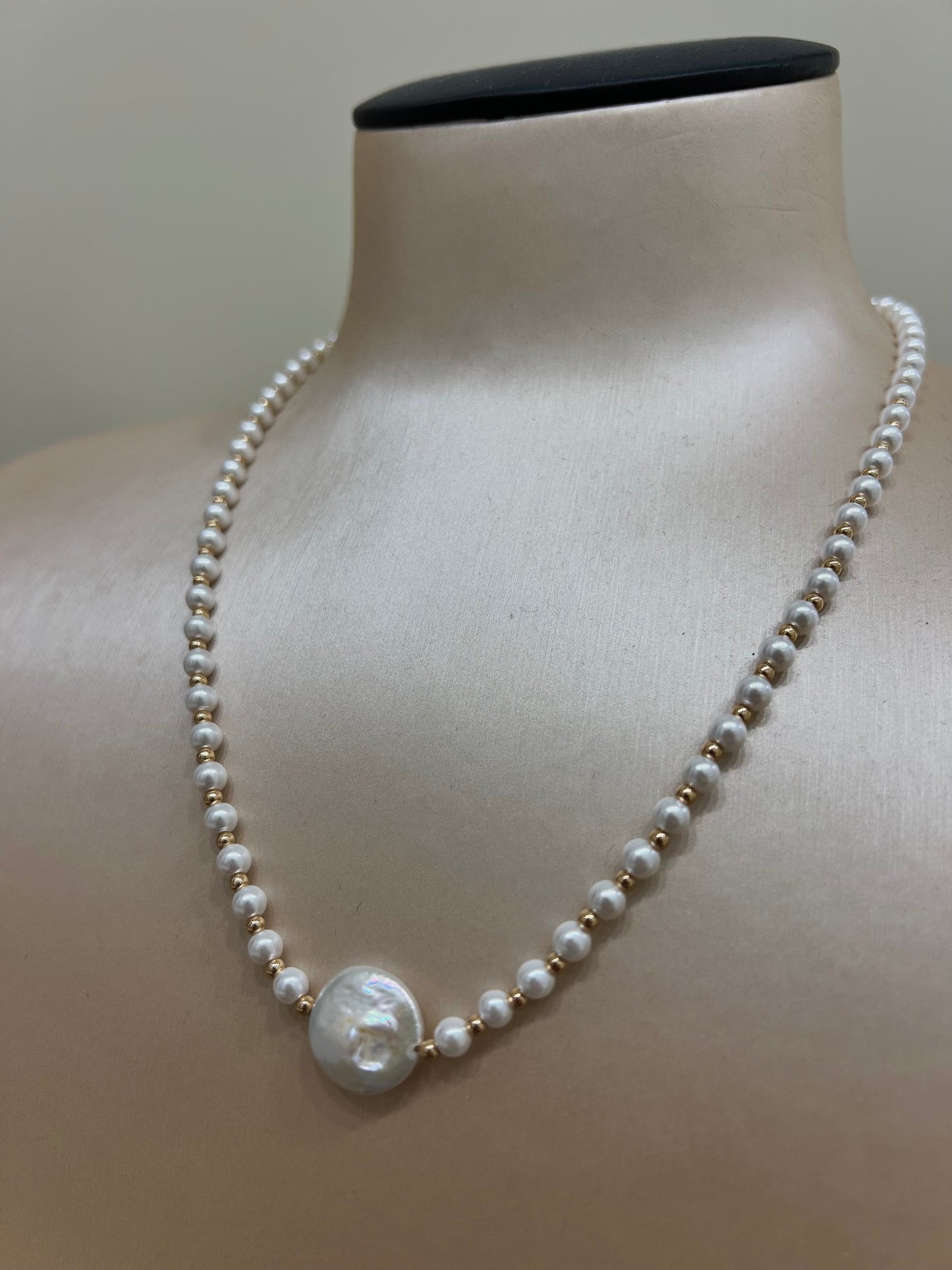 Collana modello moon con perla d’acqua dolce e perline in vetro “Sodini”