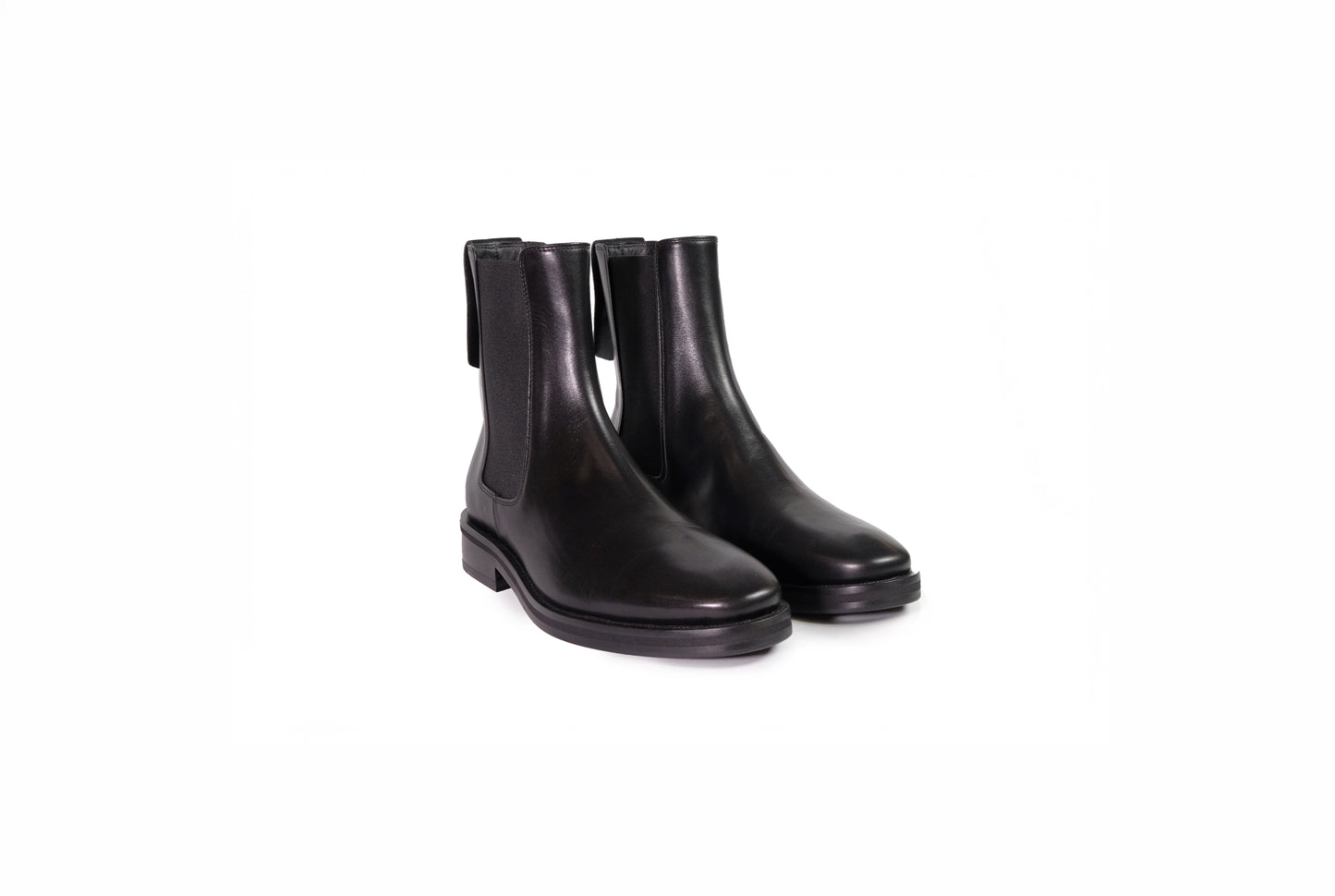 Stivaletto basso in pelle nera con elastico sui lati e dettagli dorati sul retro “Fabi”