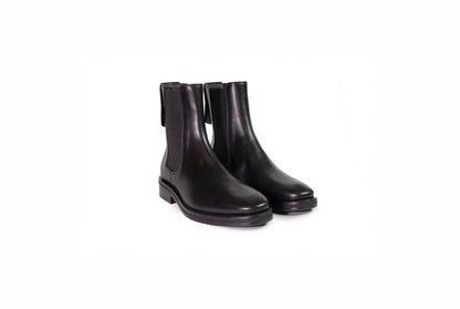 Stivaletto basso in pelle nera con elastico sui lati e dettagli dorati sul retro “Fabi”