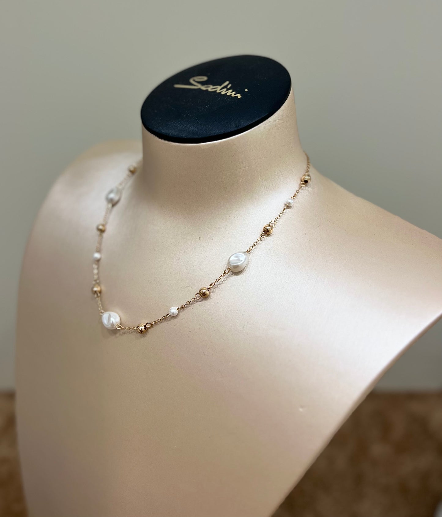 Collana modello moon con perla in vetro e perline color oro “Sodini”