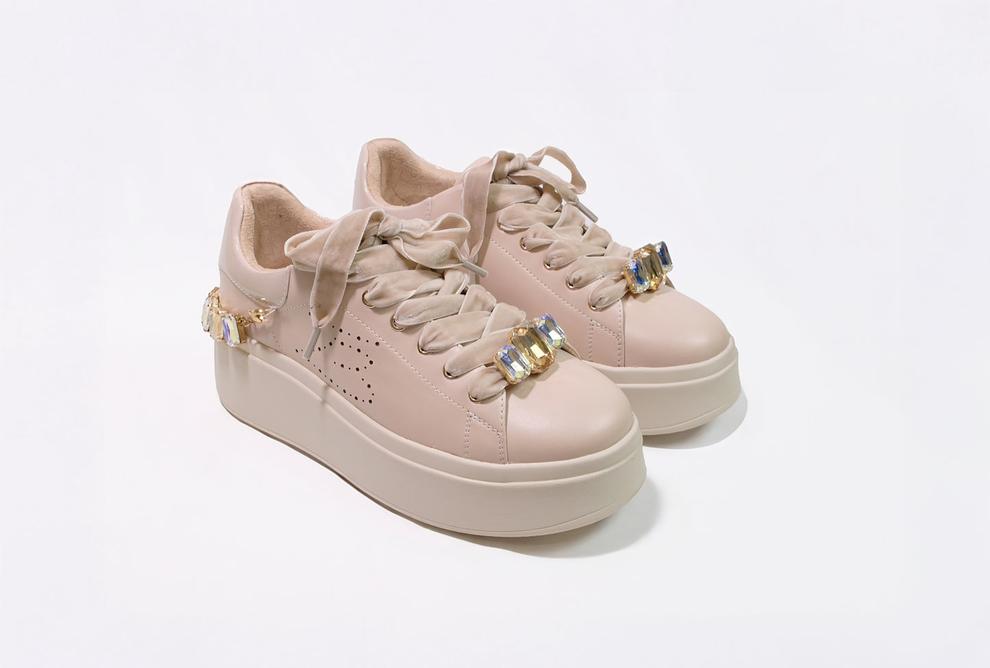 Sneakers Lily in vernice nude e accessori gioiello “Tosca Blu”