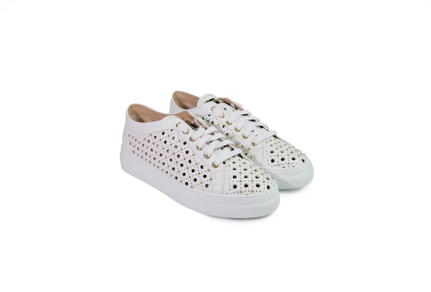 Sneakers forata con borchiette in pelle bianca “Stokton”