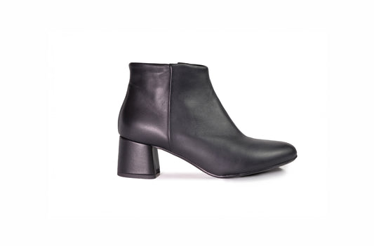 Stivaletto basso in pelle nera “Anna F.”