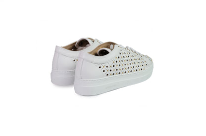 Sneakers forata con borchiette in pelle bianca “Stokton”