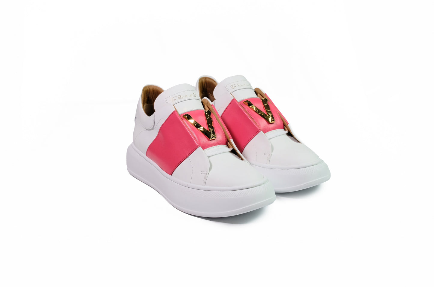 Sneakers in pelle bianca e corallo e logo in oro “Via Roma,15”