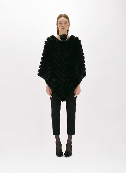 Poncho in faux fur con spilla