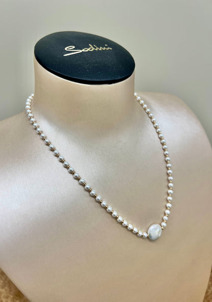Collana modello moon con perla d’acqua dolce e perline in vetro “Sodini”