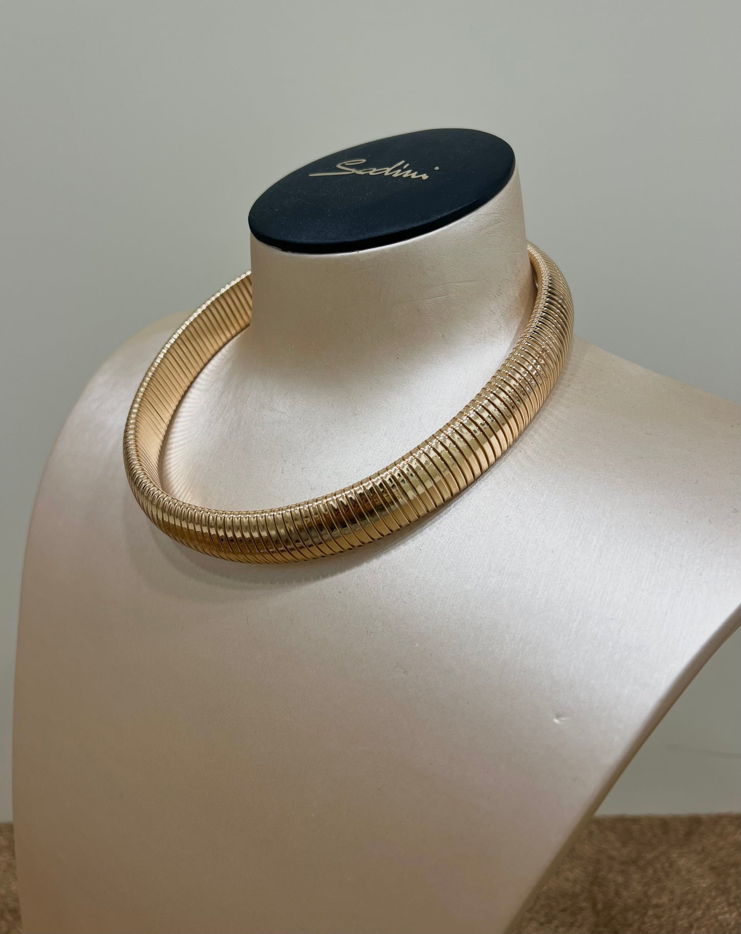 Collana corta rigida color oro “Sodini”