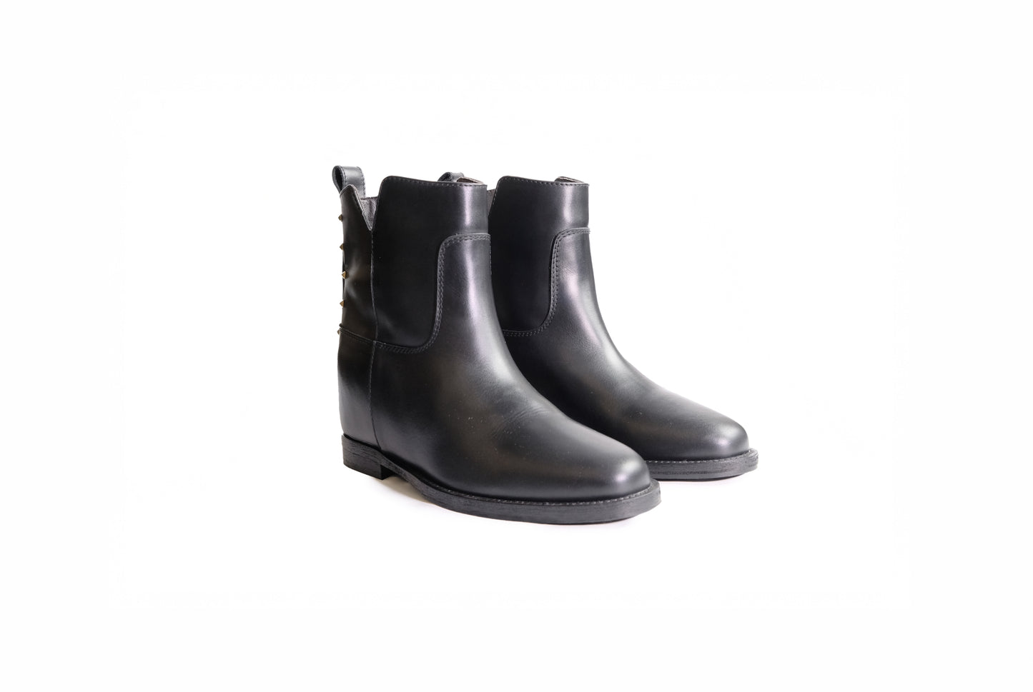 Stivaletto basso in pelle nera con applicazione dorata sul retro “Via Roma, 15”