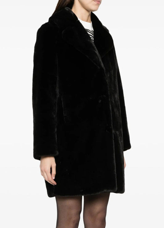 Cappotto in faux fur nero con spilla “Blugirl”