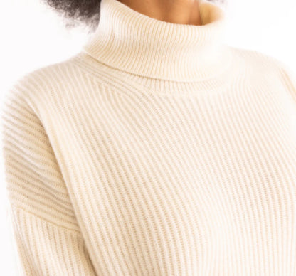 Maglione dolcevita in lana bianco e beige “Akep”
