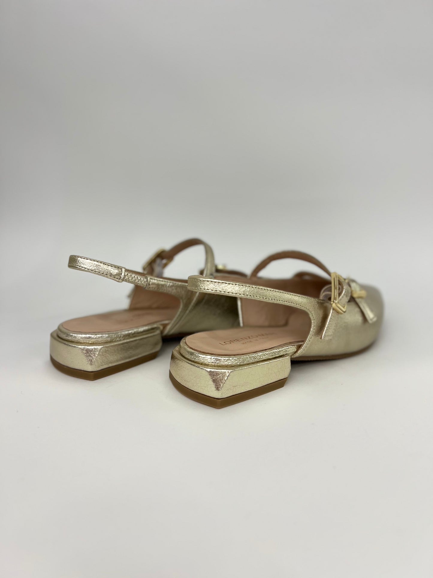 Scarpa bassa aperta dietro laminata platino “Lorenzo Mari”